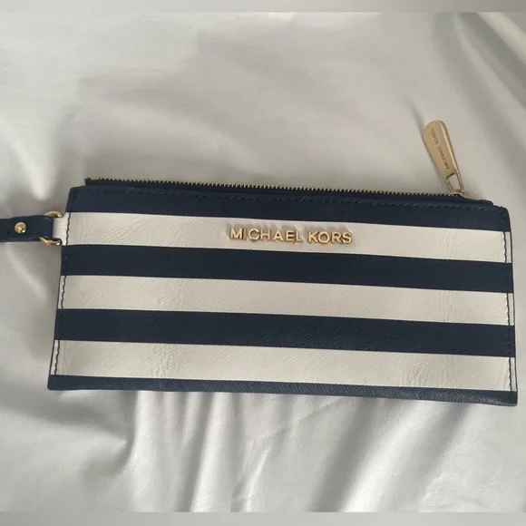 Michael Kors - Picture 1 of 3